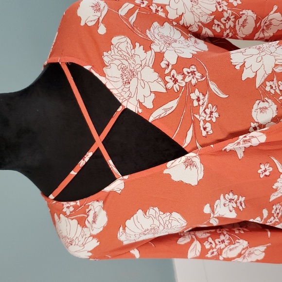 Studio By Bobeau Faux Wrap Top Coral Florals M - Picture 2 of 10